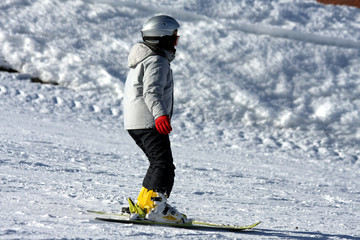 Fototapeta na wymiar młodych narciarzy