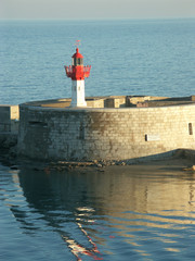 un phare sur la digue de Sète © Monique Pouzet