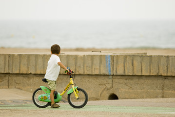 Fototapeta premium Enfant en vélo