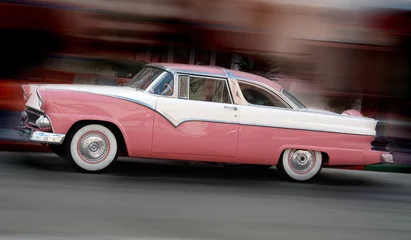 Foto op Plexiglas Antieke roze auto © icholakov