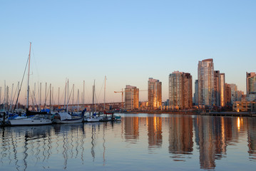 Naklejka premium morning at false creek, vancouver