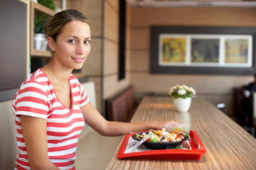 Frau isst Salat mit Schnellimbiss