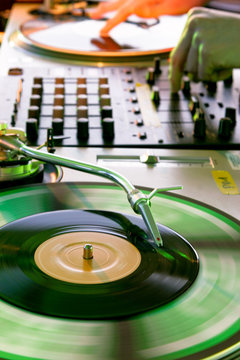 Vinyl sur platine avec table de mixage et DJ