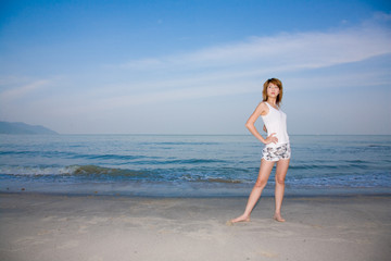 Fototapeta na wymiar woman by the beach on a beautiful day