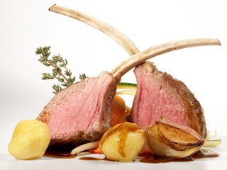 Lamm Kotelett Nahaufnahme - Lammfleisch medium gebraten am Knochen
