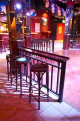 Stuehle in einer Disco