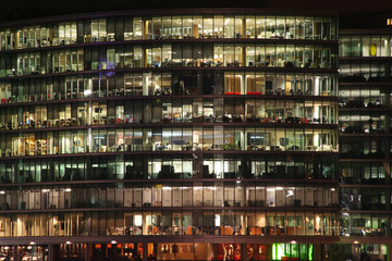 Fototapeta na wymiar Wieża biurowa w pó¼nych godzinach wieczornych