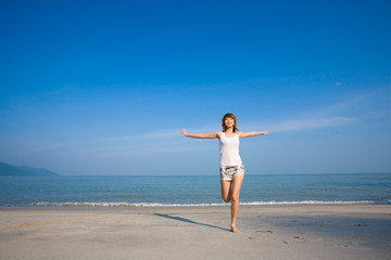 Fototapeta na wymiar woman on one leg by the beach