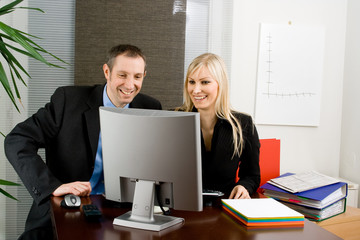 Homme et femme au bureau