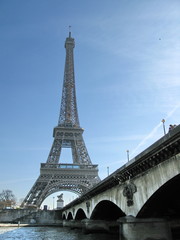 Fototapeta na wymiar Most i Wieża Eiffla