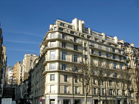 Immeuble blanc moderne en coin avec balcons,  Paris