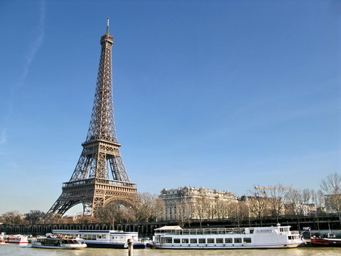 Tour Eiffel et bateaux sur la Seine. Paris, France.