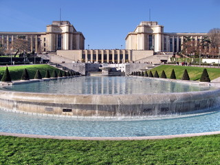 Bassins et jardins du trocadéro, Ciel bleu, Paris. - obrazy, fototapety, plakaty