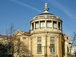 Bâtiment de pierre avec coupole et rotonde, Paris