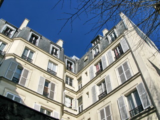 Fototapeta premium Façade blanche en creux, Paris 19