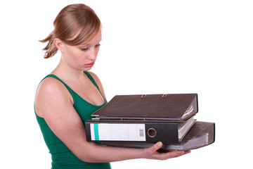 junge blonde Frau mit Ordnern