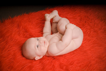 Bebe en alfombra roja