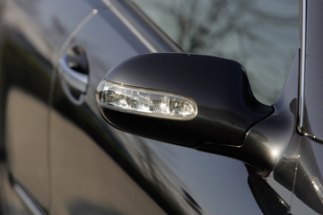 Rückspiegel mit Blinker von einem Auto