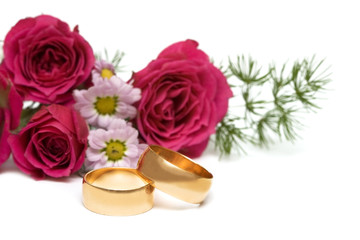 golden wedding rings with flower