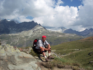 Fototapeta na wymiar Der Weg zum Matterhorn-Schwarzseeparadies