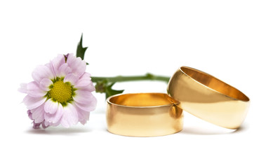 golden wedding rings with flower