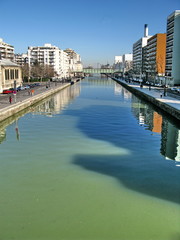 Immeubles anciens et modernes sur le canal, Paris 19.