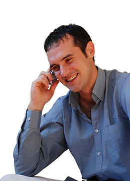 homme souriant en conversation au téléphone