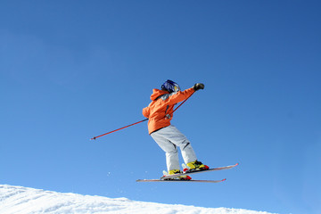 Fototapeta na wymiar dziecko skoki na nartach inicjujący