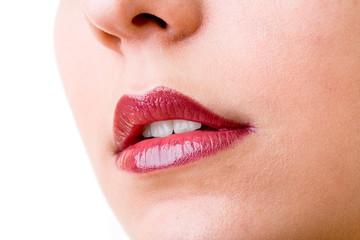 Fototapeta premium Zarter roter Mund von Frau mit Nase und roten Lippen