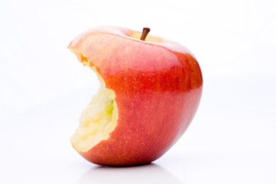 Biss in rot gelben Apfel mit Stengel