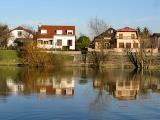 Maisons sur les bords de La Marne. France.