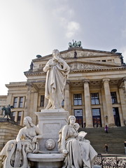 Obraz premium berlin gendarmenmarkt schiller denkmal