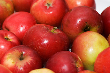 Fototapeta na wymiar Red apples arranged on rows at the market