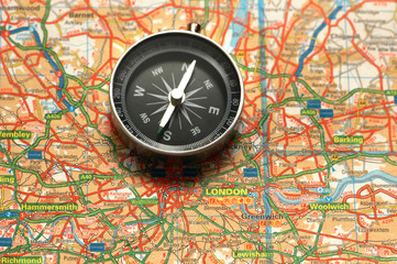 Fototapeta na wymiar Compass nad mapę UK - przedmieścia Londyn