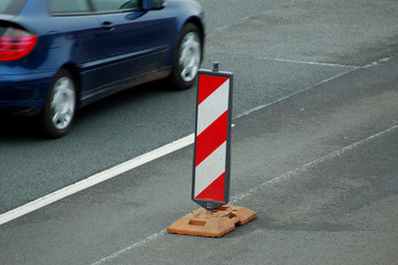 Warnschild und Fahrzeug