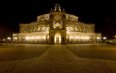 Fototapeta premium Semperoper Dresden bei Nacht