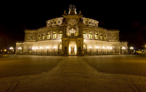 Semperoper Dresden bei Nacht