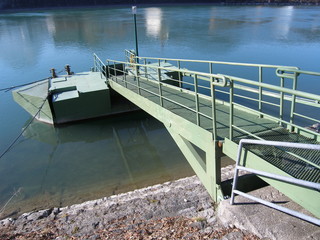 schiff anlegestelle am inn fluss
