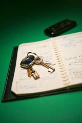 Clés sur agenda et téléphone portable