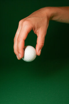 Main tenant une balle de golf