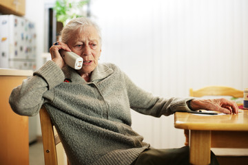 Senior woman talking on the phone - 6408319