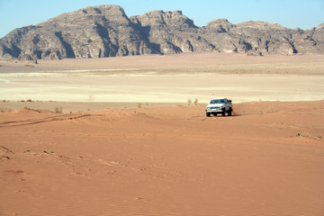 Fototapeta na wymiar Jeep na pustyni