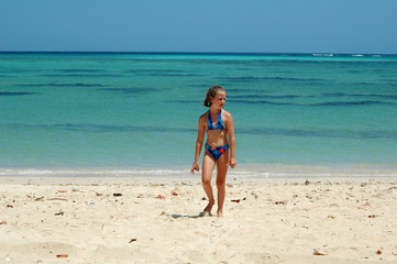 Fototapeta na wymiar child walking on tropical beach