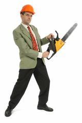 Homme d'affaires avec une tronconneuse