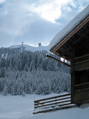 Obraz premium Téléphérique et chalet