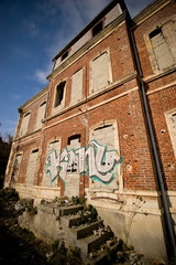ruine squater délabré muré maison batisse démolir