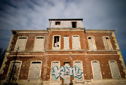 ruine squater d&eacute;labr&eacute; mur&eacute; maison batisse d&eacute;molir ancien