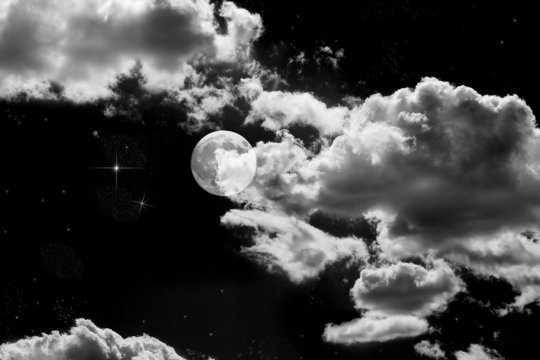 Luna piena sotto le nuvole