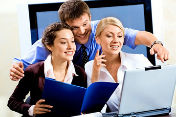 Obraz premium Portrait of business man showing new project to colleagues