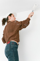 Femme faisant de la peinture dans appartement